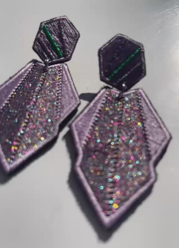 Boucles d'oreilles brodées AURA, coloris Lilas pailleté (vidéo)