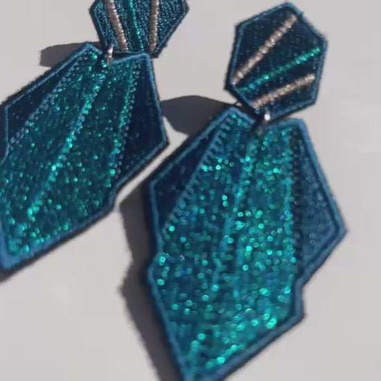 Boucles d'oreilles brodées AURA, coloris Bleu paon (vidéo)