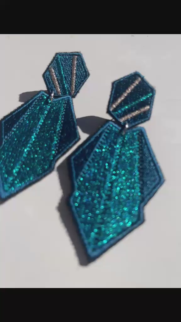 Boucles d'oreilles brodées AURA, coloris Bleu paon (vidéo)