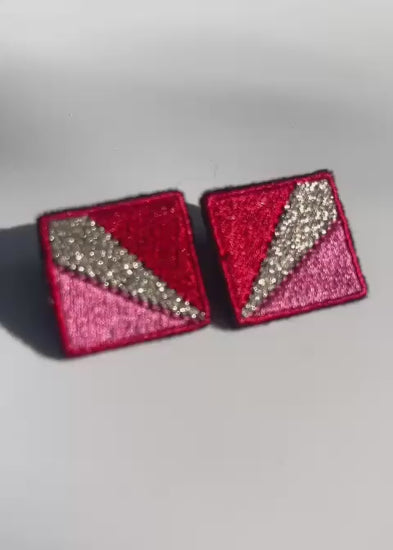 Boucles d'oreilles brodées MINI RITA, coloris Rouge, rose & grand éclat argent (vidéo)