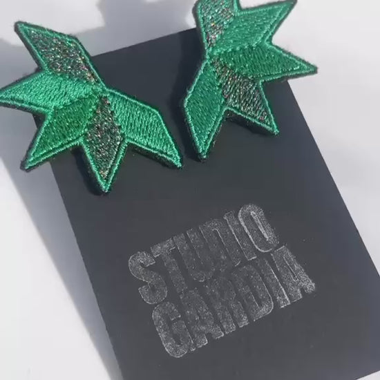 Boucles d'oreilles brodées ASTRA, coloris Vert pailleté (vidéo)