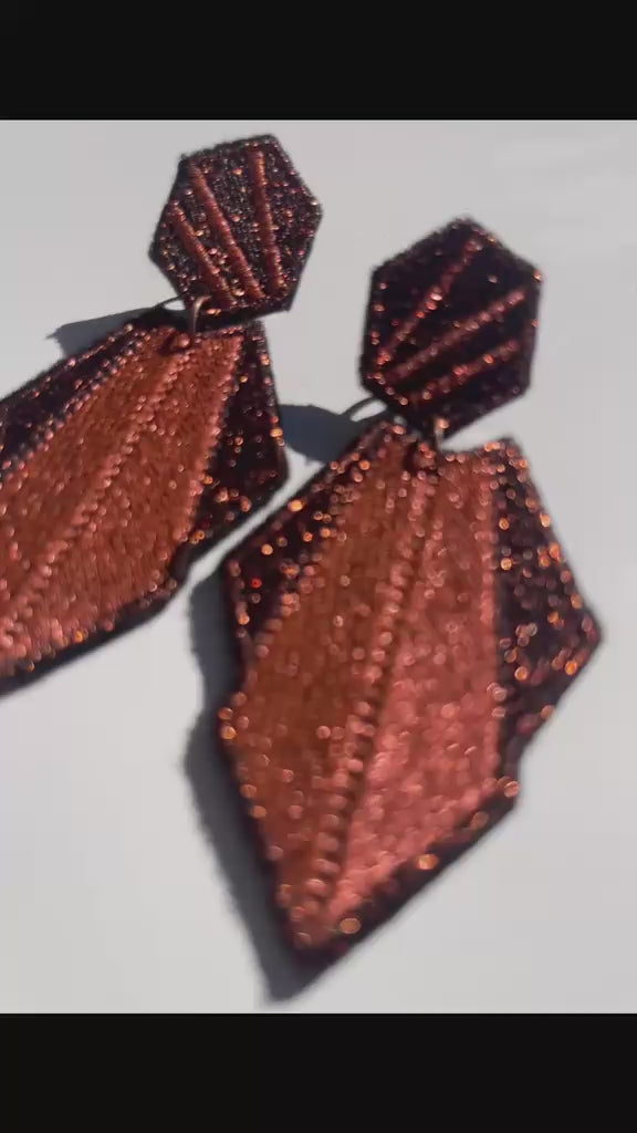 Boucles d'oreilles brodées AURA, coloris Cuivre (vidéo)