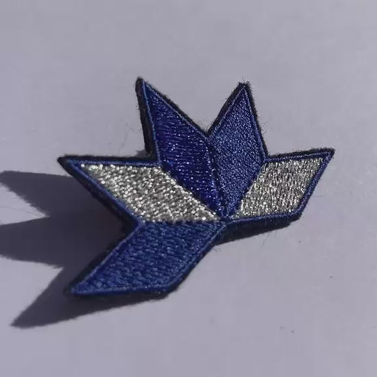 Broche brodée ASTRA, coloris Bleu & argent (vidéo)