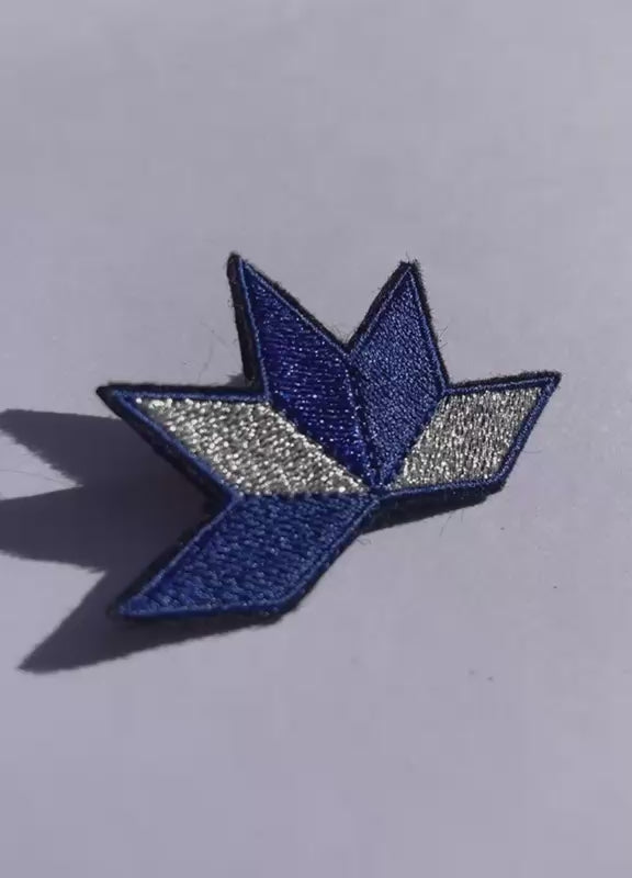 Broche brodée ASTRA, coloris Bleu & argent (vidéo)