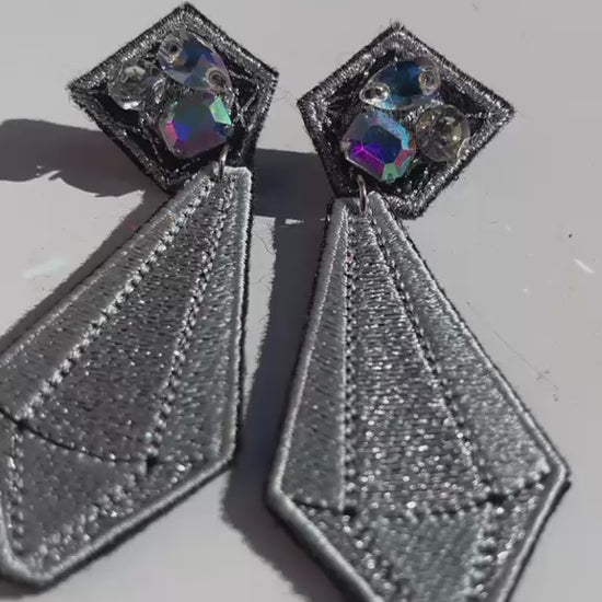 Boucles d'oreilles brodées ARYA, coloris Argent (vidéo)