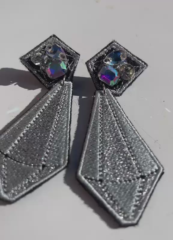 Boucles d'oreilles brodées ARYA, coloris Argent (vidéo)