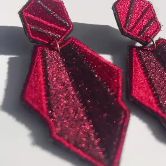 Boucles d'oreilles brodées AURA, coloris Rouge profond (vidéo)