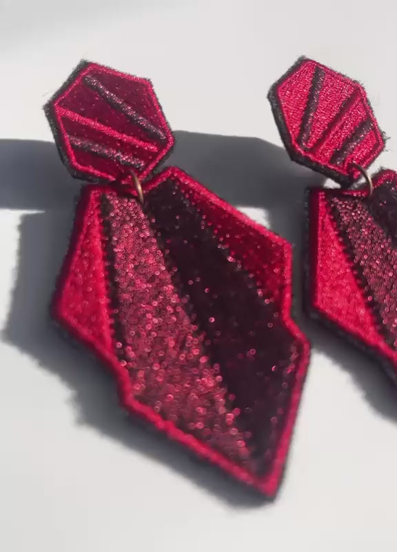 Boucles d'oreilles brodées AURA, coloris Rouge profond (vidéo)