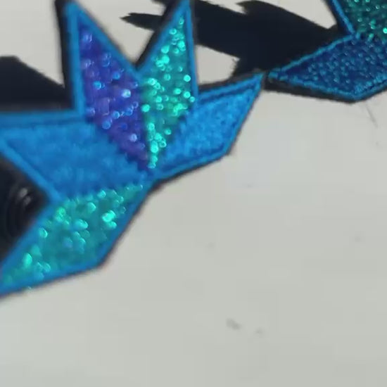 Boucles d'oreilles brodées ASTRA, coloris Bleu & turquoise (vidéo)