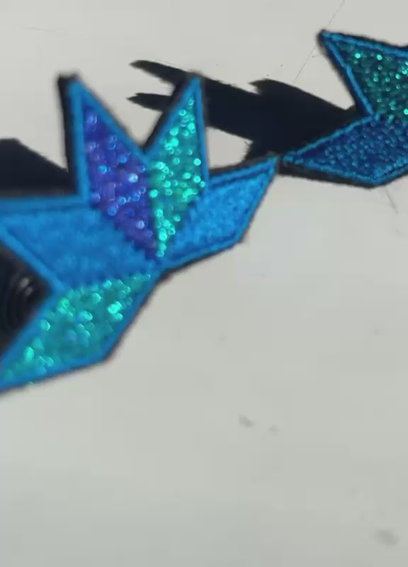Boucles d'oreilles brodées ASTRA, coloris Bleu & turquoise (vidéo)