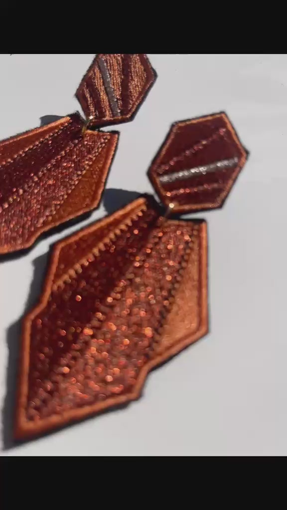 Boucles d'oreilles brodées AURA, coloris Orange (vidéo)