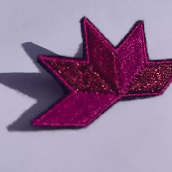 Broche brodée ASTRA, coloris Framboise (vidéo)