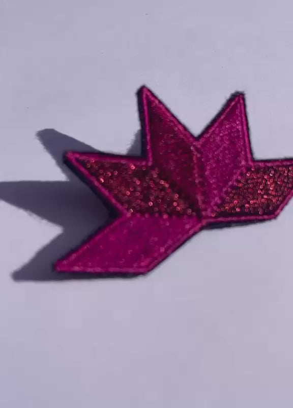 Broche brodée ASTRA, coloris Framboise (vidéo)