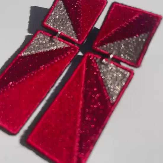 Boucles d'oreilles brodées RITA, coloris Rouge & argent (vidéo)