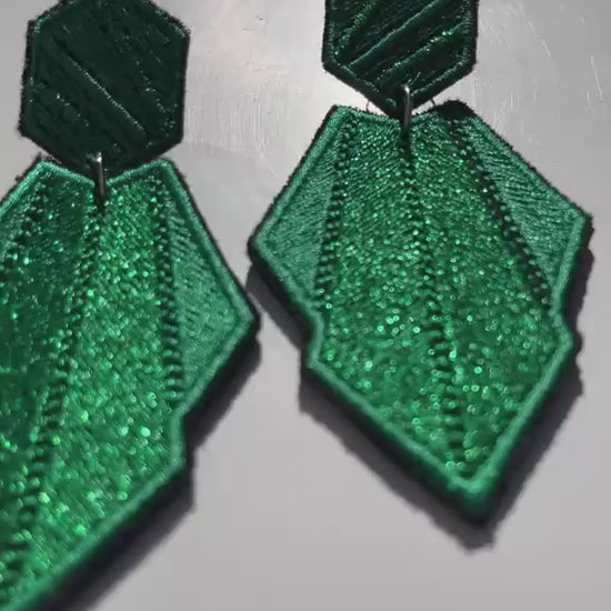 Boucles d'oreilles brodées AURA, coloris Vert gazon (vidéo)