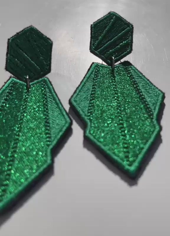 Boucles d'oreilles brodées AURA, coloris Vert gazon (vidéo)