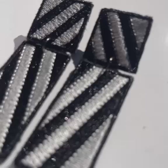 Boucles d'oreilles brodées RITA, coloris Noir & blanc (vidéo)