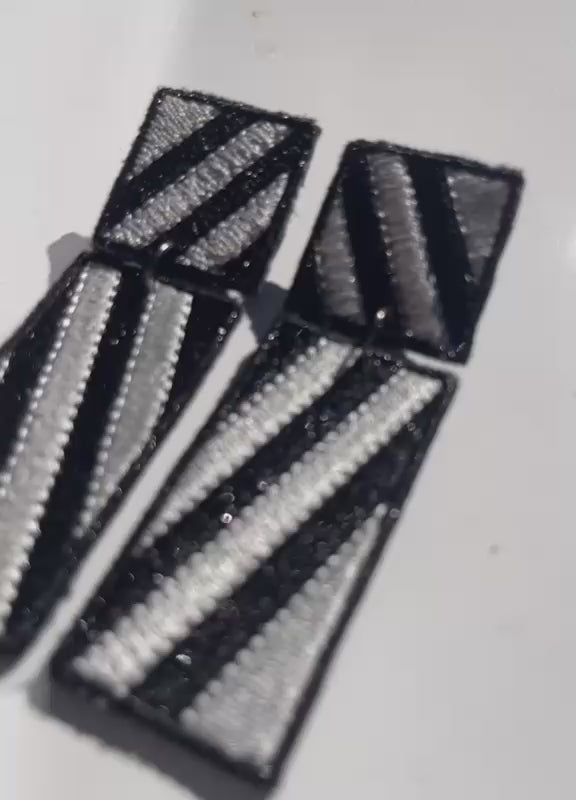 Boucles d'oreilles brodées RITA, coloris Noir & blanc (vidéo)