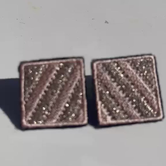 Boucles d'oreilles brodées MINI RITA, coloris Rose rayé & argent (vidéo)