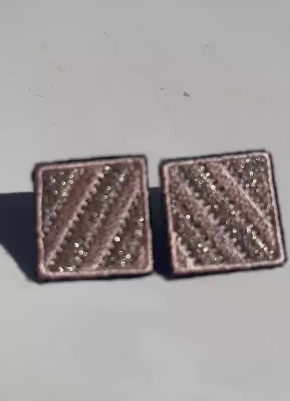 Boucles d'oreilles brodées MINI RITA, coloris Rose rayé & argent (vidéo)
