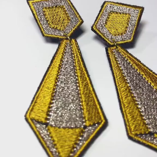 Boucles d'oreilles brodées ARYA, coloris Jaune & argent (vidéo)