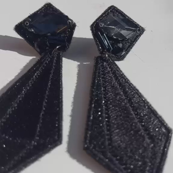 Boucles d'oreilles brodées ARYA, coloris Noir (vidéo)