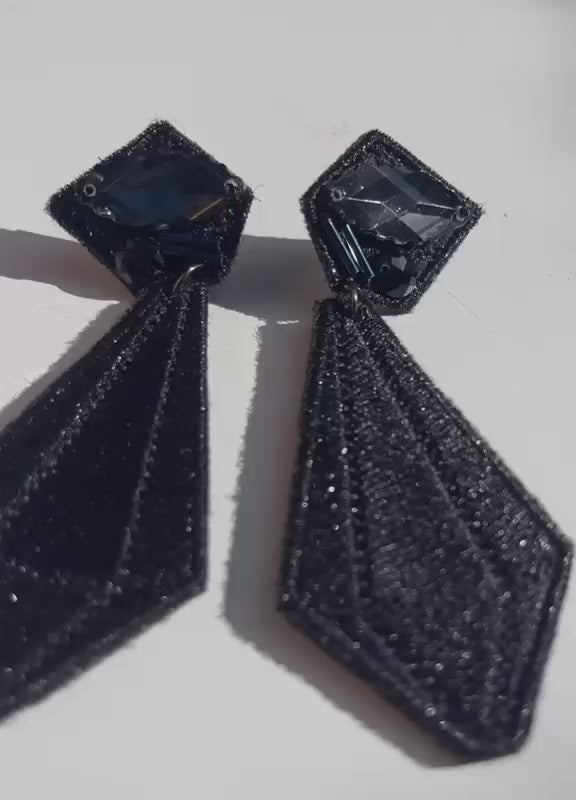 Boucles d'oreilles brodées ARYA, coloris Noir (vidéo)