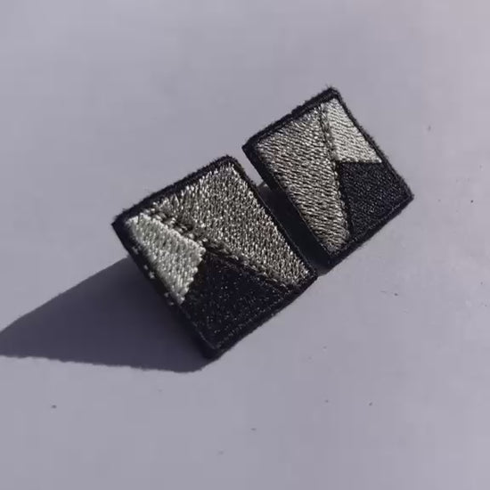 Boucles d'oreilles brodées MINI RITA, coloris Noir & grand éclat argent (vidéo)