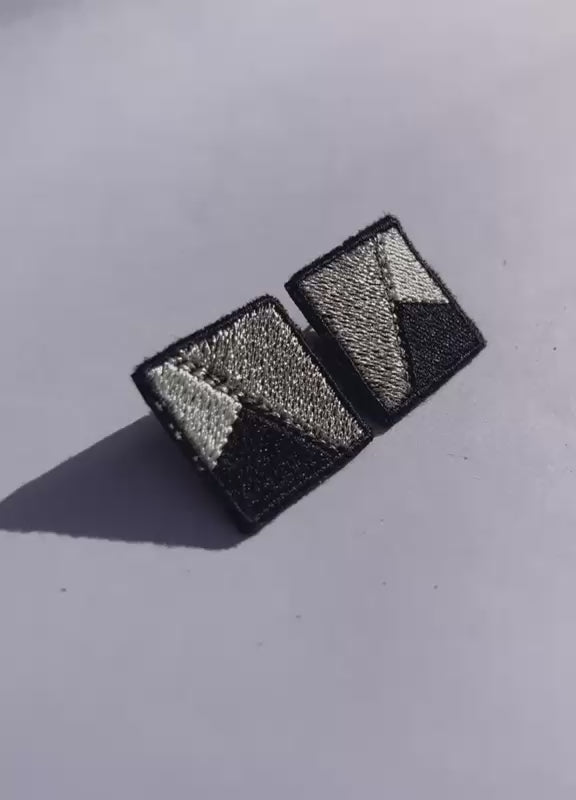Boucles d'oreilles brodées MINI RITA, coloris Noir & grand éclat argent (vidéo)