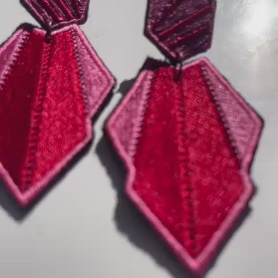 Boucles d'oreilles brodées AURA, coloris Rouge & rose (vidéo)
