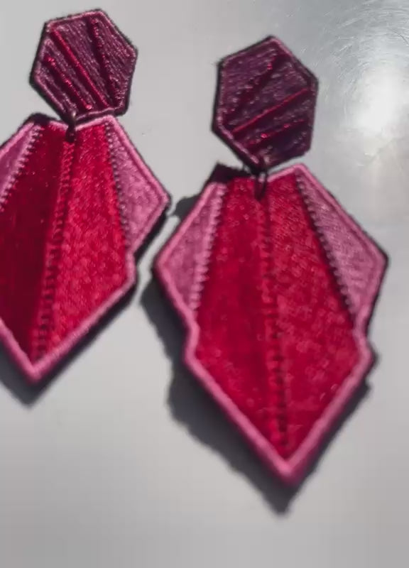 Boucles d'oreilles brodées AURA, coloris Rouge & rose (vidéo)