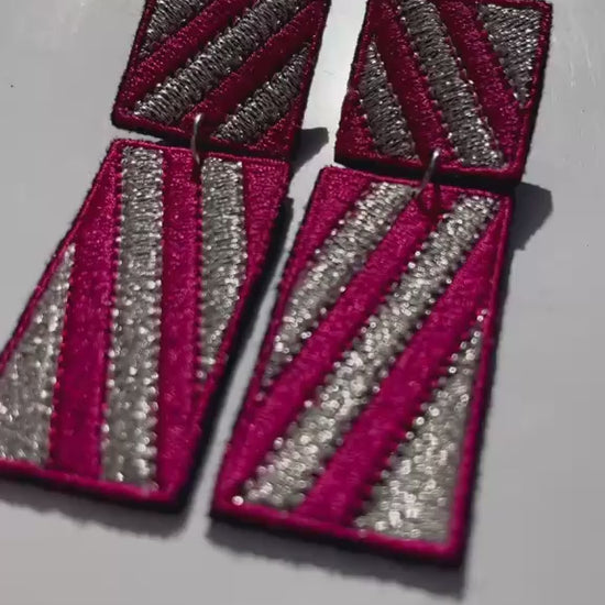 Boucles d'oreilles brodées RITA, coloris Fuchsia rayé & argent (vidéo)