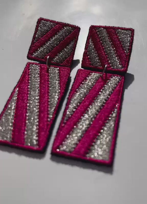 Boucles d'oreilles brodées RITA, coloris Fuchsia rayé & argent (vidéo)