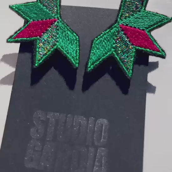 Boucles d'oreilles brodées ASTRA, coloris Vert & fuchsia (vidéo)