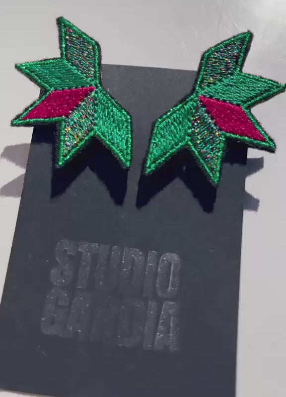 Boucles d'oreilles brodées ASTRA, coloris Vert & fuchsia (vidéo)