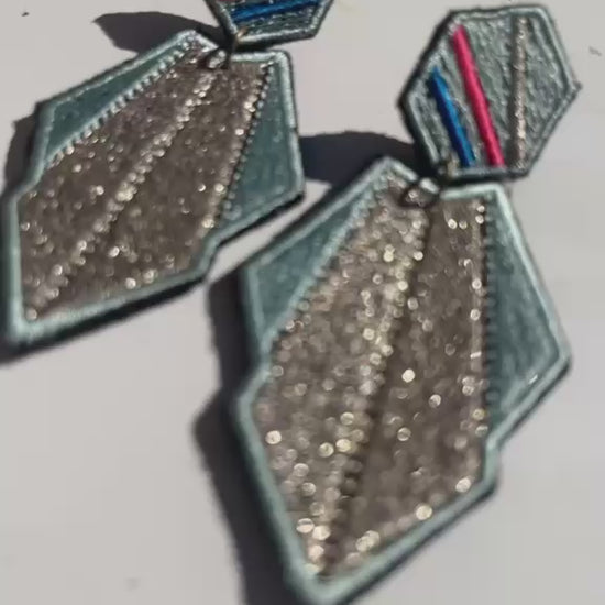 Boucles d'oreilles brodées AURA, coloris Bleu glacier & argent (vidéo)