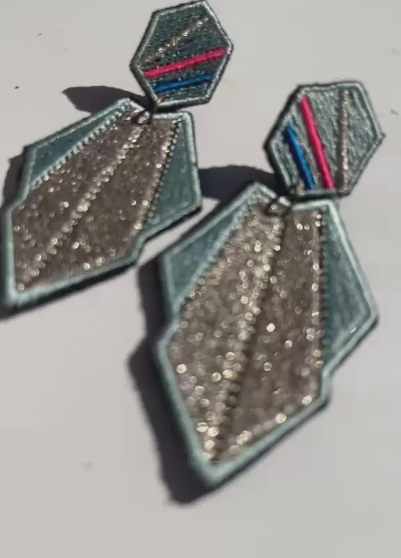 Boucles d'oreilles brodées AURA, coloris Bleu glacier & argent (vidéo)