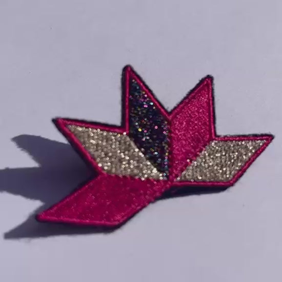 Broche brodée ASTRA, coloris Fuchsia & champagne (vidéo)