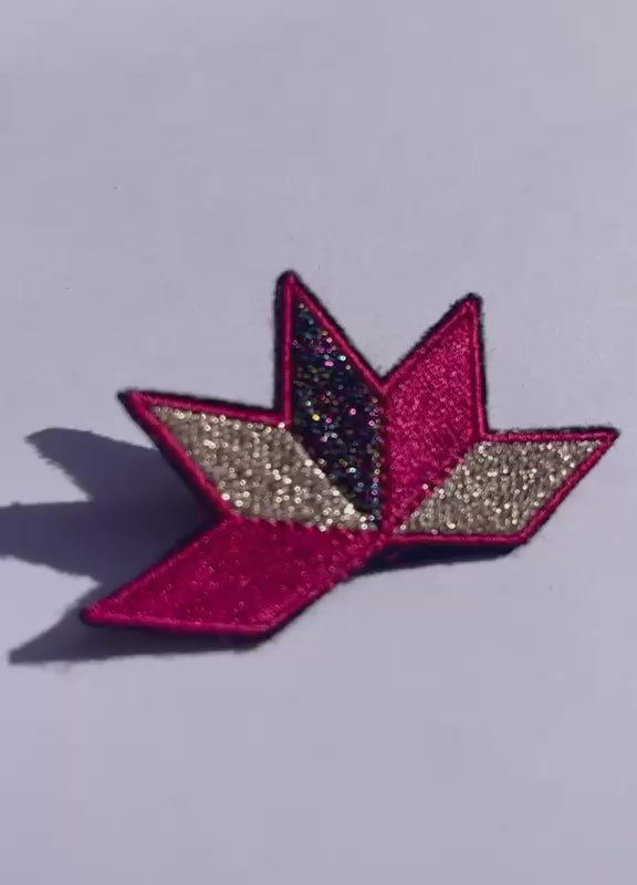 Broche brodée ASTRA, coloris Fuchsia & champagne (vidéo)