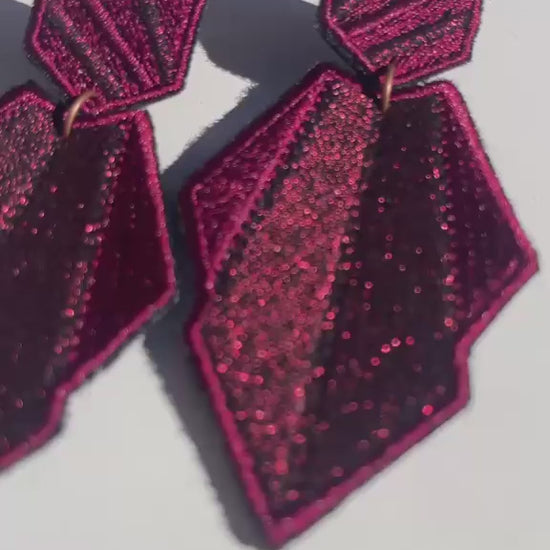Boucles d'oreilles brodées AURA, coloris Bordeaux (vidéo)