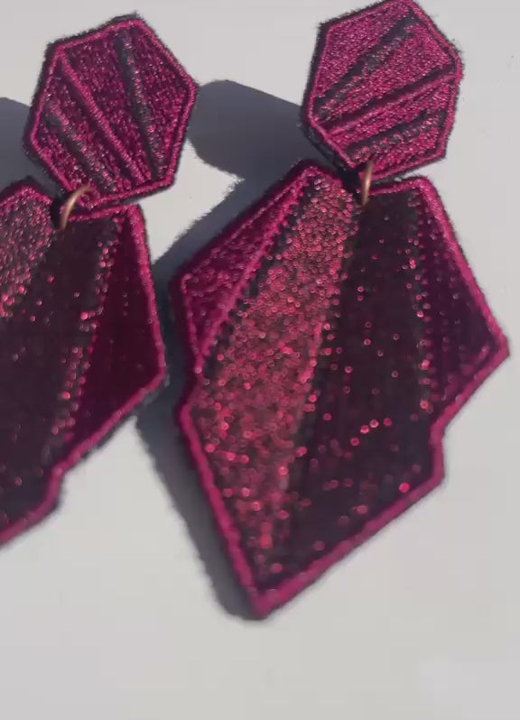 Boucles d'oreilles brodées AURA, coloris Bordeaux (vidéo)
