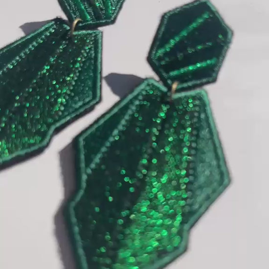 Boucles d'oreilles brodées AURA, coloris Vert émeraude (vidéo)