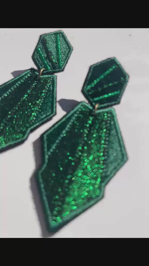 Boucles d'oreilles brodées AURA, coloris Vert émeraude (vidéo)