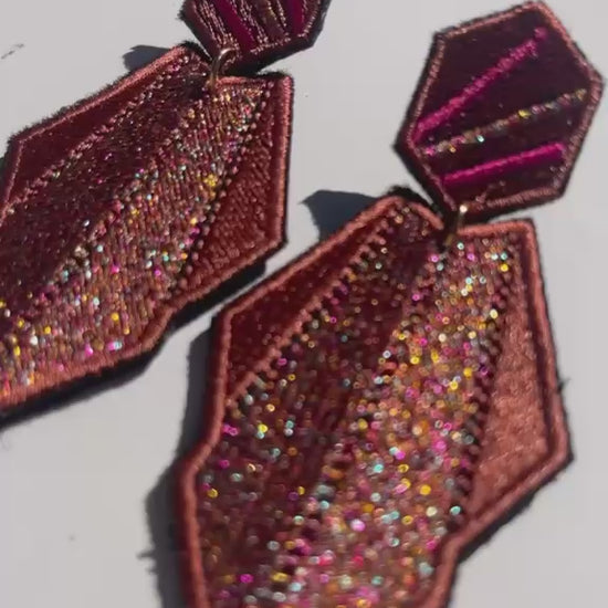Boucles d'oreilles brodées AURA, coloris Cuivre & rose (vidéo)