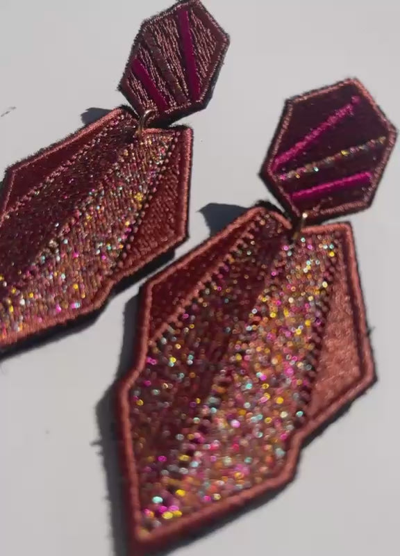 Boucles d'oreilles brodées AURA, coloris Cuivre & rose (vidéo)