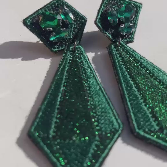 Boucles d'oreilles brodées ARYA, coloris Vert émeraude (vidéo)