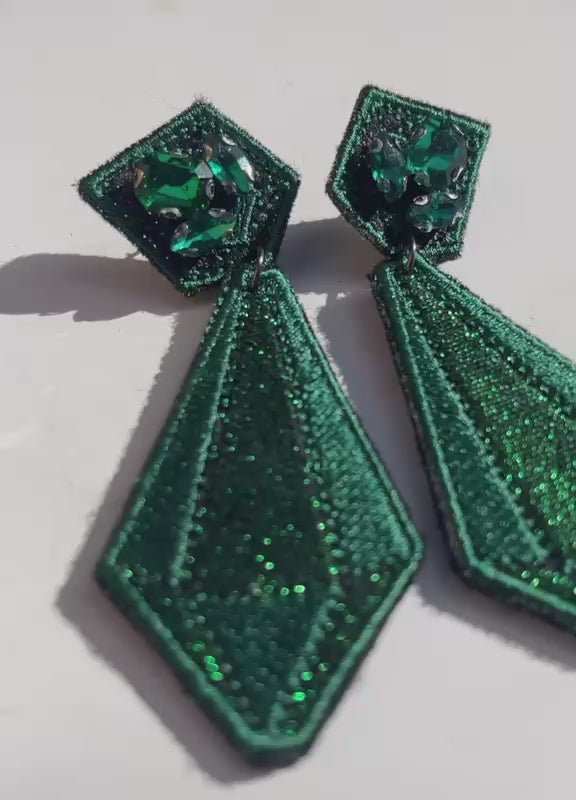 Boucles d'oreilles brodées ARYA, coloris Vert émeraude (vidéo)