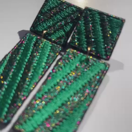Boucles d'oreilles brodées RITA, coloris Vert émeraude (vidéo)