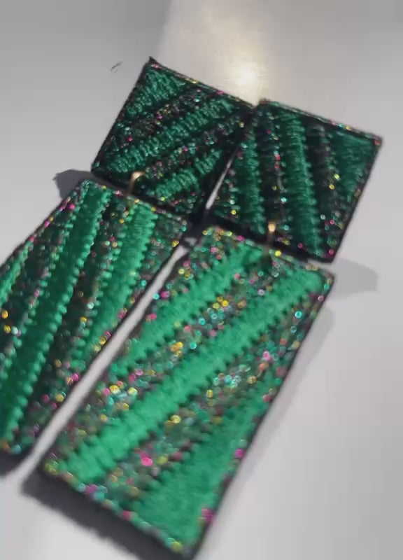 Boucles d'oreilles brodées RITA, coloris Vert émeraude (vidéo)