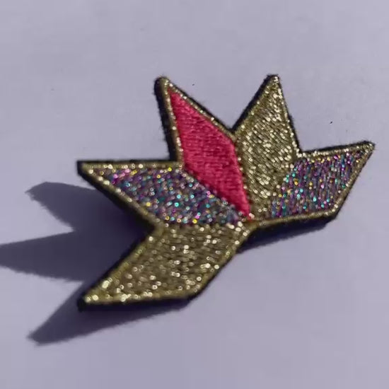 Broche brodée ASTRA, coloris Doré, corail & irisé (vidéo)